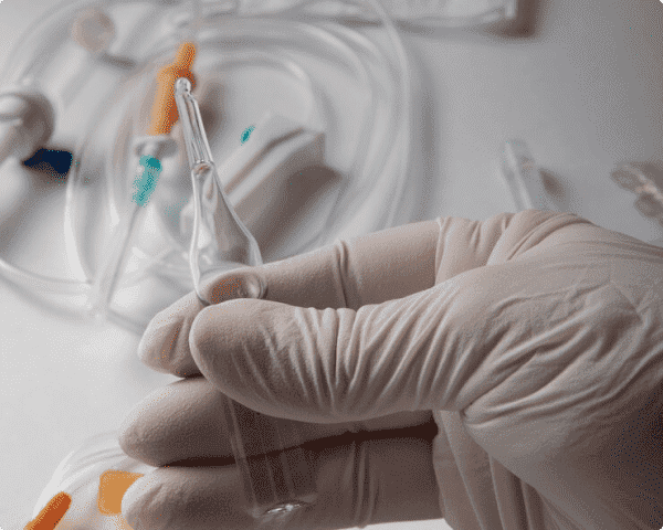 Врач держит в руке ампулу